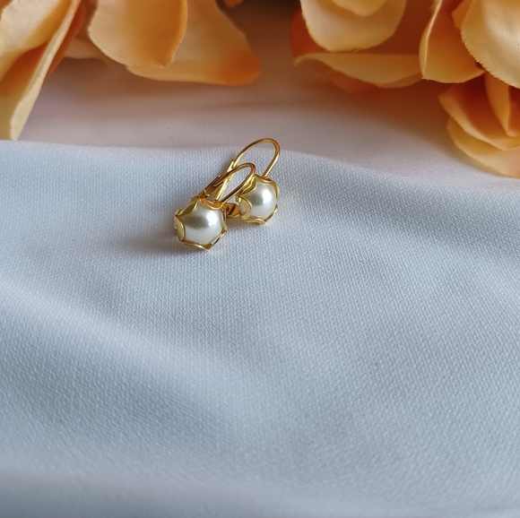 Elegant Gold and Pearl Stud Earrings - Picture 6 of 16